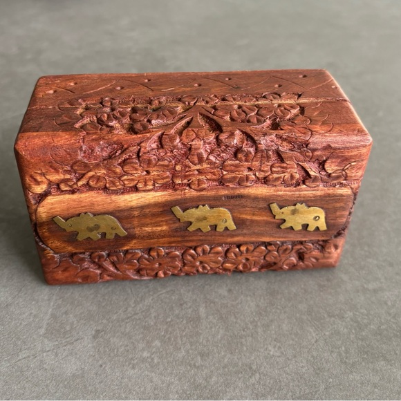 Hand carved Rosewood box, keepsake, treasure box adorned with 3 Elephants - Picture 2 of 12